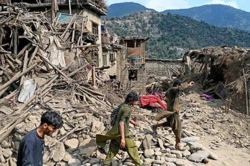 Terremoto en Afganistán deja 1,500 fallecidos: la tierra ruge, la ayuda tarda
